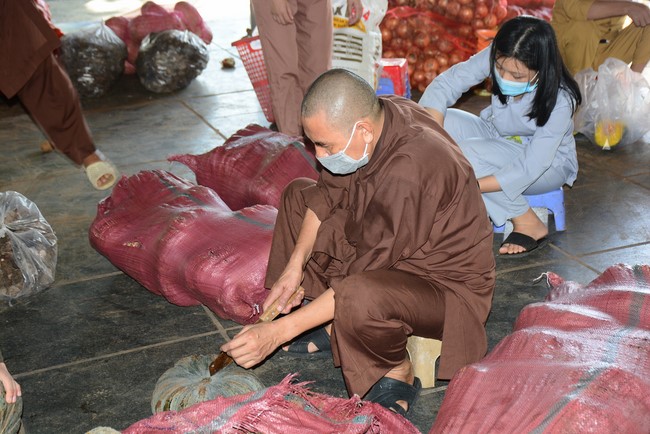 Continuing to support people in need in the Covid-19 pandemic of Hoang Phap Pagoda (series 7)